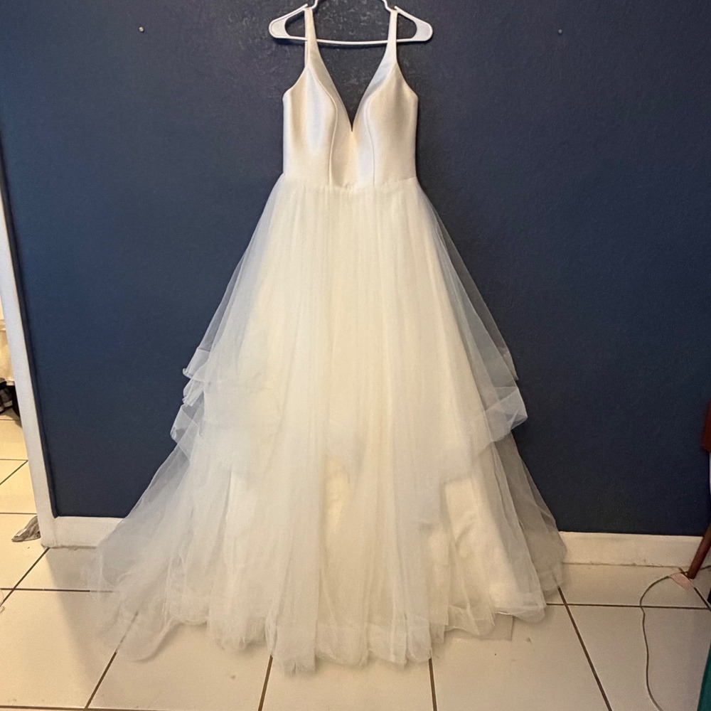 Essense of Australia Size 12 NWOT Satin Plunge Bodice & Layered Tulle Ballgown